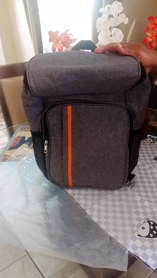 Foto de Vanessa L. com a mochila térmica cooler 23L