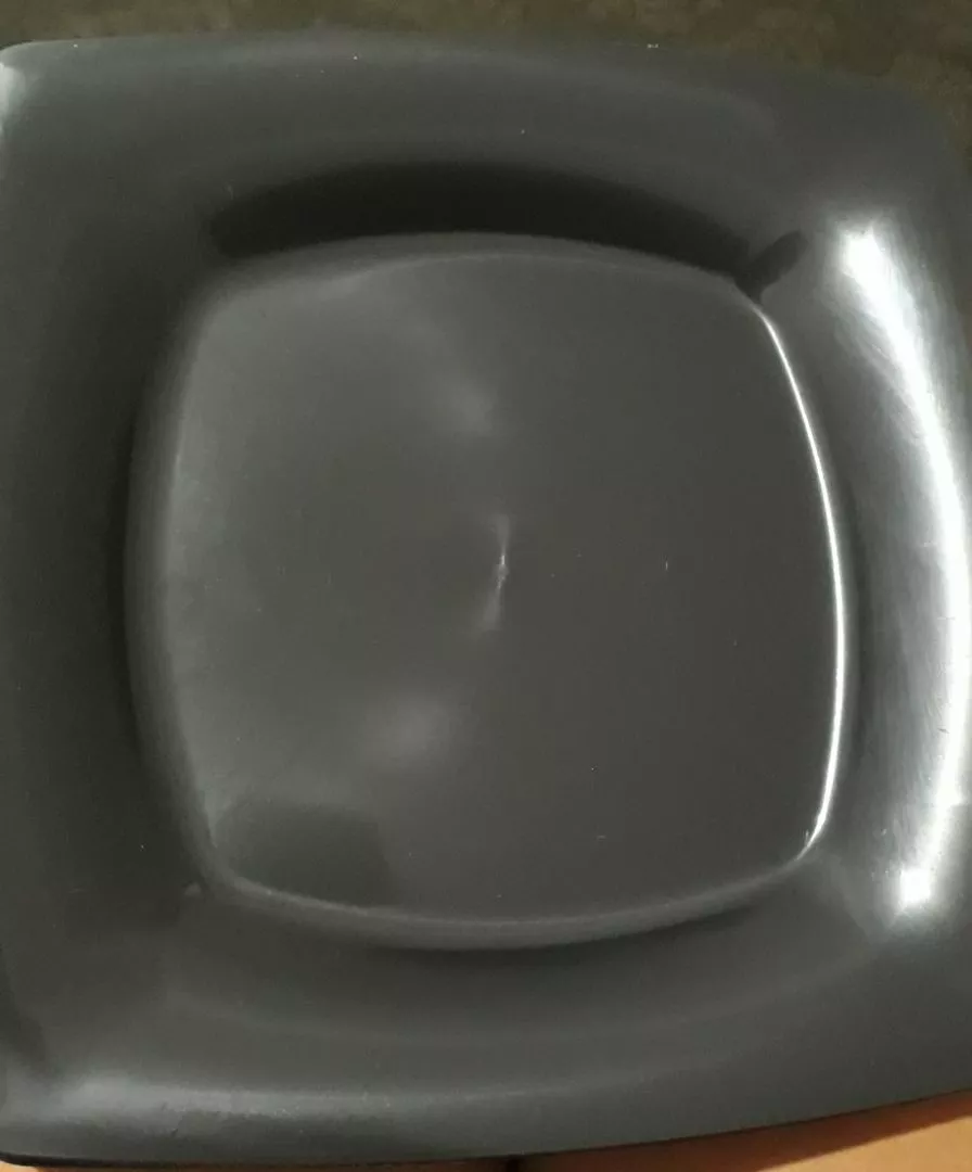 Foto de cliente 5 — pratos pretos quadrados