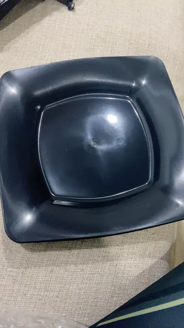Foto de cliente 3 — pratos pretos quadrados