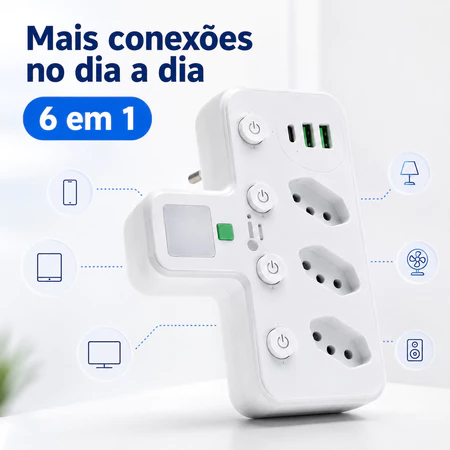 Adaptador de tomada com USB na mesa de trabalho com notebook