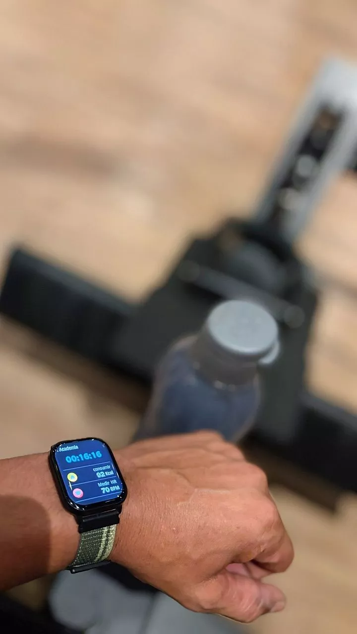 Foto real de cliente do Smartwatch FB059 2