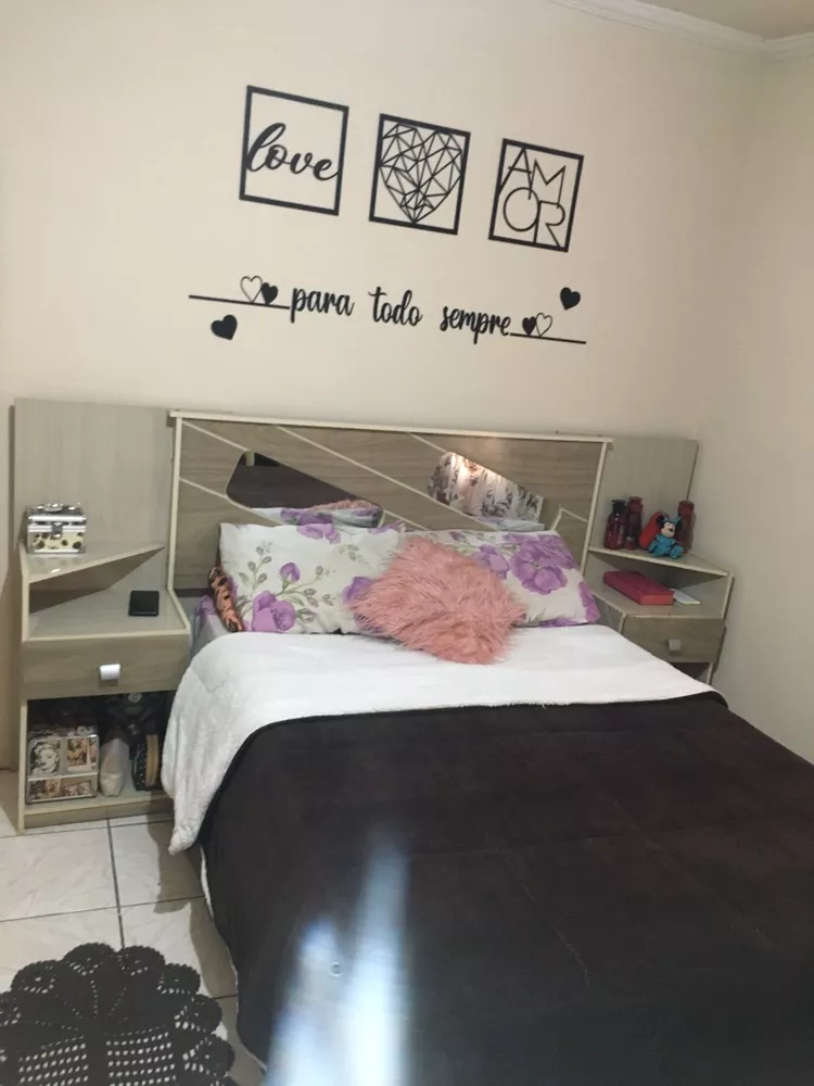 Coberdrom sherpa preto na cama com o lado claro dobrado